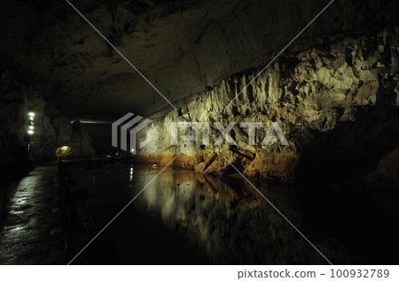 Underground passages and limestone caves that are likely to appear in zombie movies 100932789