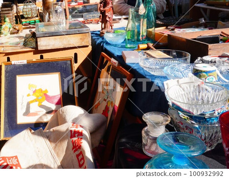 "Antique market (glass dish)" 100932992