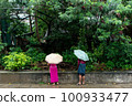 一個男人和一個女人在雨天打著傘 100933477