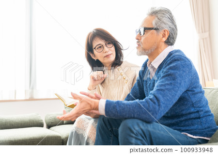 middle-aged couple reading middle-aged couple reading 100933948