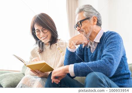 middle-aged couple reading middle-aged couple reading 100933954