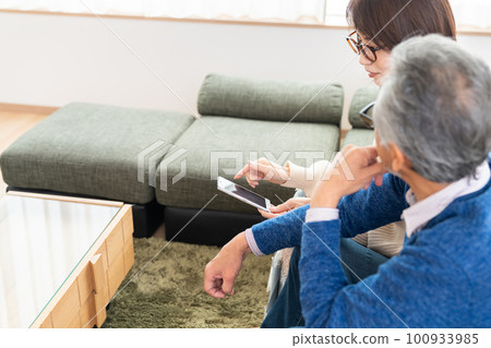 手邊的中年夫婦智能手機 100933985