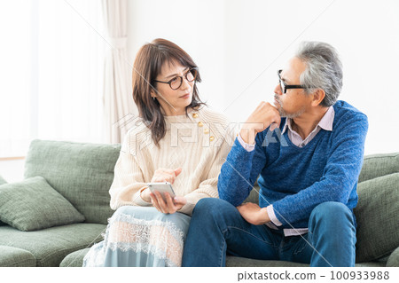 中年夫婦思考智能手機 中年夫婦思考智能手機 100933988