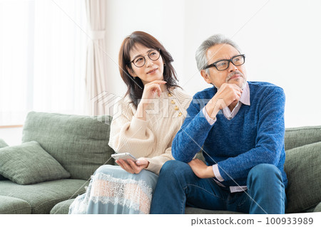 中年夫婦思考智能手機 中年夫婦思考智能手機 100933989