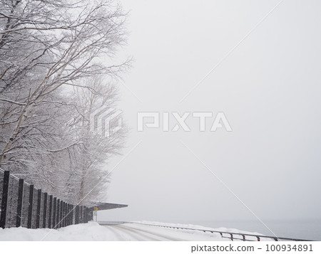 Snow-covered road on the shore of Lake Shikotsu 100934891
