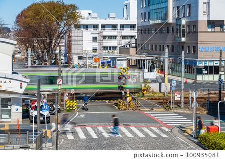 Kanagawa Prefecture Yokohama Line Sagamihara Station South Exit Scenery of police box and railroad crossing 100935081