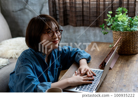 Young generation Z woman using a laptop 100935222