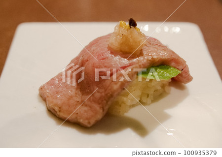 烤和牛牛肉壽司 手握壽司 100935379