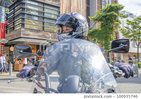 A female rider who came to Yokohama Chinatown on a large American motorcycle 100935746