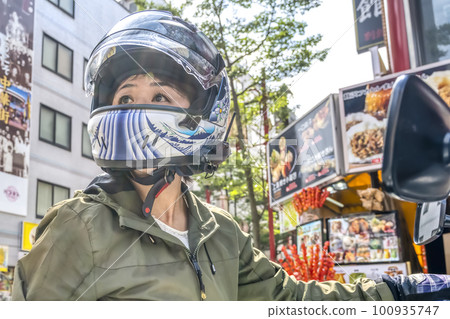 A female rider who came to Yokohama Chinatown on a large American motorcycle A female rider who came to Yokohama Chinatown on a large American motorcycle 100935747