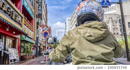 騎美式大摩託來到橫濱中華街的女騎手 100935748