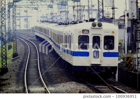 開往箱根湯本的特快箱根湯本/江之島，2400 HE 車，Soshigaya Okura，1981 年 7 月 4 日 100936951