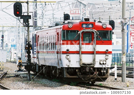 Kiha 47 type diesel car stopping on the storage track 100937130