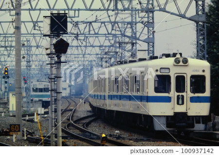 Five cars of the former 4000 series running on Odakyu's first four-track line, behind JNR 103 series 1000 series, Higashi-Kitazawa, July 4, 1981 100937142