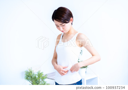 檢查腰部的中年婦女 100937234