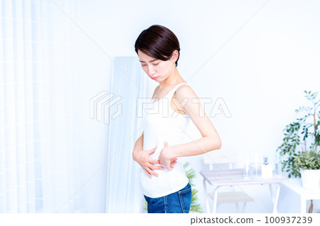 檢查腰部的中年婦女 檢查腰部的中年婦女 100937239