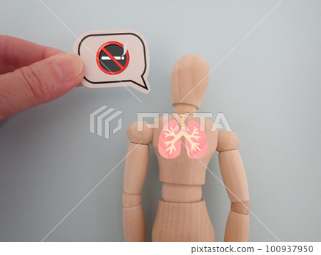 An illustration of lungs on a wooden doll and a no smoking mark on a speech bubble 100937950
