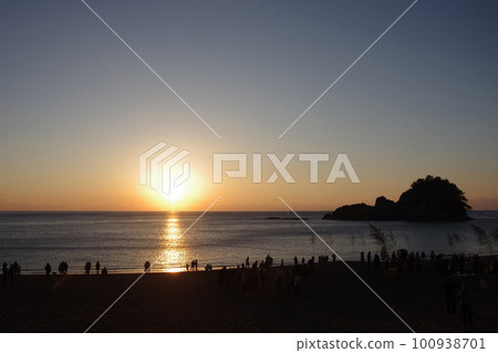 sunrise over the sea sunrise over the sea 100938701