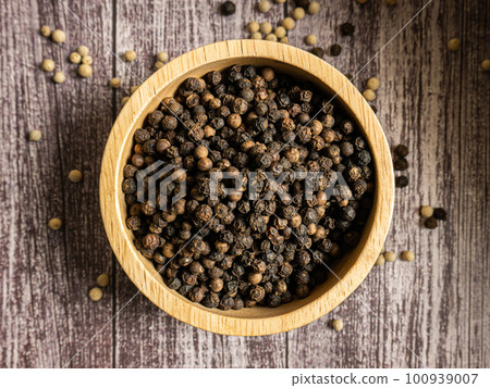 The black pepper corn on wood table for food concept 100939007