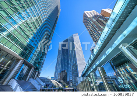 日本三月的東京城市景觀。仍然是電暈災難，但是......看著藍天蔓延的汐留辦公室群 100939037