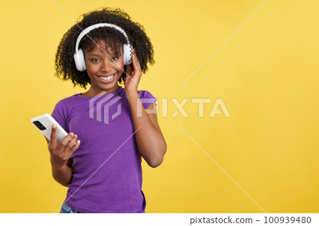 Beauty woman with afro hair listening to music with mobile Beauty woman with afro hair listening to music with mobile 100939480