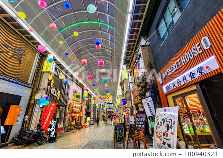 淺草，台東區，東京壽司屋通商店街在晚上 100940321