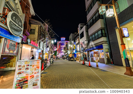 淺草，台東區，東京，六庫街在晚上 100940343