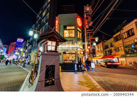 淺草，台東區，東京，六庫街在晚上 100940344