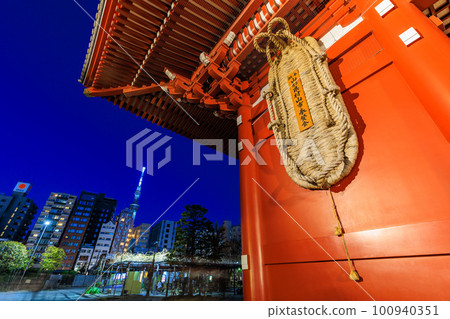 淺草、台東區、東京、夜間的淺草寺、寶藏門和晴空塔 100940351