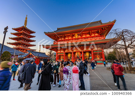 淺草、台東區、東京、黃昏時分的淺草寺、寶藏門和五層寶塔 淺草、台東區、東京、黃昏時分的淺草寺、寶藏門和五層寶塔 100940366
