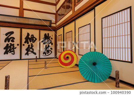 [Ishikawa Prefecture] Japanese umbrella and calligraphic fusuma at Sojiji Soin Temple 100940390