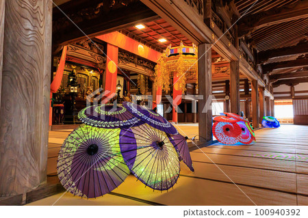 [Ishikawa Prefecture] Worship hall and Japanese umbrella at Sojiji Soin Temple 100940392
