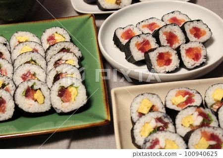 喜慶的壽司形象 100940625