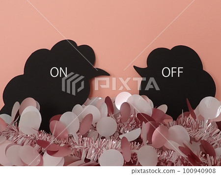 在語音氣泡中打開和關閉單詞,閃閃發光的背景 在語音氣泡中打開和關閉單詞,閃閃發光的背景 100940908