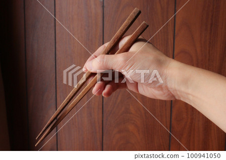 右手拿筷子 100941050