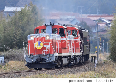 Yamaguchi Line Tokusa - Funahirayama JR West DE10-1514 + DE10-1531 + Series 35 DL Yamaguchi 100941416
