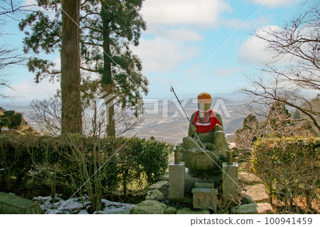 Jizo standing in the precincts of Yamadera with a great view 100941459