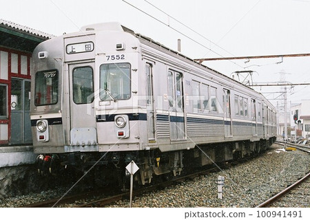 Ueda Electric Railway Series 7200 stopping at snowy Shimonosato Ueda Electric Railway Series 7200 stopping at snowy Shimonosato 100941491