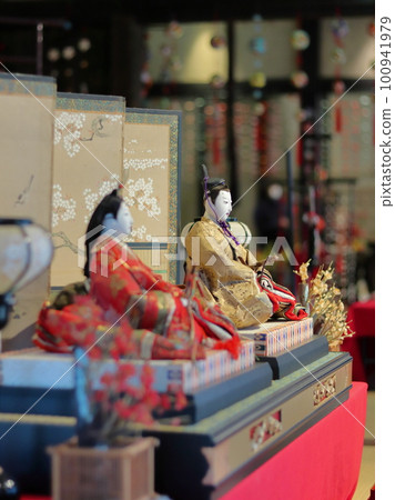 Hina dolls and hanging decorations in an old private house Hina dolls and hanging decorations in an old private house 100941979