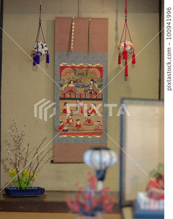 Hina dolls and hanging decorations in an old private house 100941996