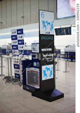 機場售票櫃檯前的行李檢查標誌 機場售票櫃檯前的行李檢查標誌 100942159