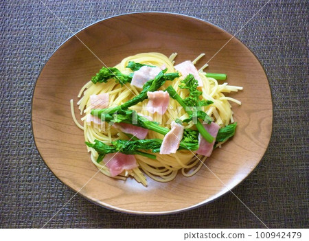 Rape blossom and bacon cream pasta Rape blossom and bacon cream pasta 100942479