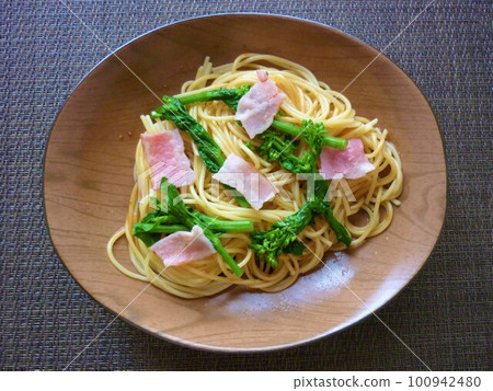 Rape blossoms and bacon spring pasta 100942480