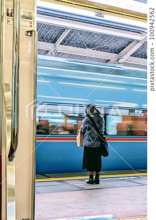 [Ebina City] Station where it snows 100942562