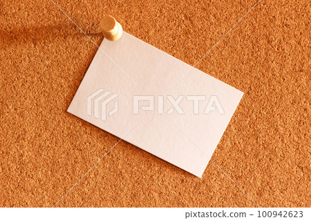 White note paper on cork board background 100942623