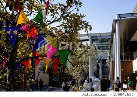 陽光明媚的日子裡的購物中心 陽光明媚的日子裡的購物中心 100942693