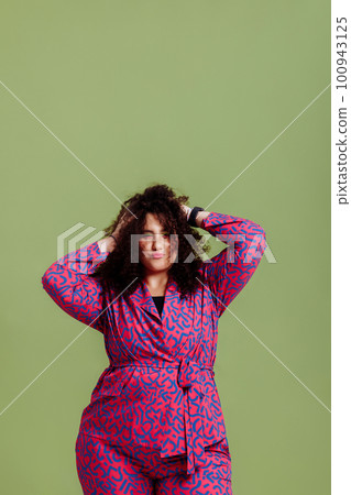 A young woman with a plus size figure with an Afro hairstyle 100943125
