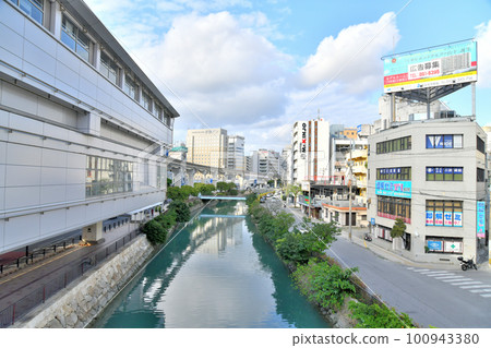 Looking towards Kencho-mae Station from near Asahibashi Station on the Yui Rail (Naha City, Okinawa Prefecture) [March 2023] 100943380