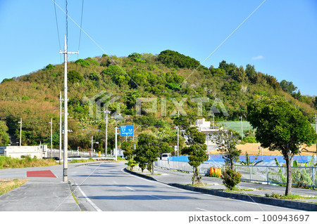 Looking towards Takatsukayama (from the south side) (Haebaru Town, Okinawa Prefecture) [March 2023] 100943697