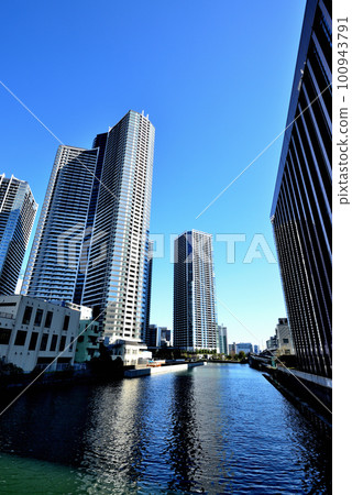 Scenery of skyscraper apartments near Kachidoki Station 100943791
